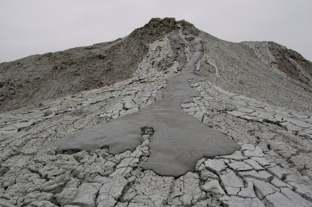 Os vulcões de lodo brotam do solo, em uma mistura de gases e líquidos provenientes das profundezas da Terra. O Azerbaijão reúne cerca de 300 vulcões de lodo, mais da metade da incidência no planeta