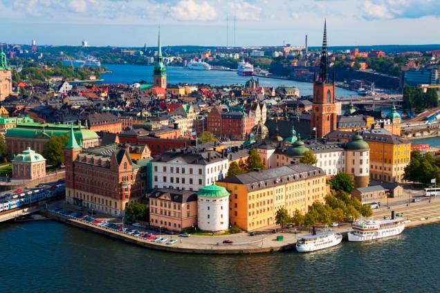 <a href="http://viajeaqui.abril.com.br/cidades/suecia-estocolmo" target="_blank" rel="noopener"><strong>Estocolmo – Suécia</strong></a>A cidade foi construída sobre uma quantidade de mais ou menos 30 mil ilhas. Isso explica a estatística de que 30% do território de Estocolmo está coberto por canais que são grandes responsáveis pelo charme e os deliciosos tours de barco. <a href="http://www.booking.com/city/se/stockholm.pt-br.html?aid=332455&label=viagemabril-venezasdomundo" target="_blank" rel="noopener"><em>Busque hospedagens em Estocolmo no booking.com</em></a>