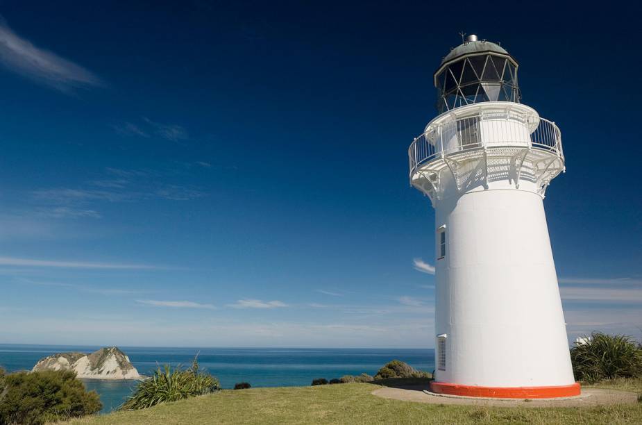 Farol em Gisborne, na Nova Zelândia, anuncia aos navegantes: aqui fica uma das cidades mais ao leste no planeta