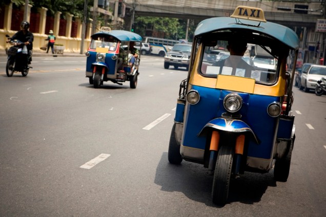 O som alto e as manobras doidas aporrinham qualquer um, mas o táxi tuc-tuc é uma mão na roda para viagens rápidas pelas ruas de Bangcoc
