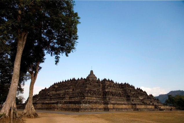 Localizado na ilha de Java, Borobodur é um dos poucos traços da dominante religião budista na Indonésia. Hoje predominantemente muçulmano, com minorias cristãs e hindus, o país possui poucos budistas quando comparado a seus vizinhos do sudeste asiático