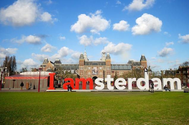 Fachada do <a href="http://viajeaqui.abril.com.br/estabelecimentos/holanda-amsterda-atracao-rijksmuseum" rel="Rijksmuseum" target="_blank">Rijksmuseum</a>, em Amsterdã, com seu famoso trocadilho em forma de letreiro (que os turistas tanto amam)