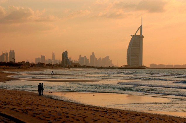 Amanhecer em Dubai, com o Burj al Arab ao fundo