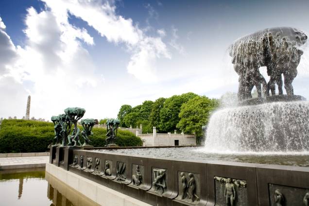 Gustav Vigeland esculpiu dezenas de estátuas em bronze e pedra, quase sempre com motivos sensuais ou bem humorados, para decorar o parque Frogner, em Oslo, <strong>Noruega</strong>. O grande monolito, à esquerda, é um dos seus principais símbolos
