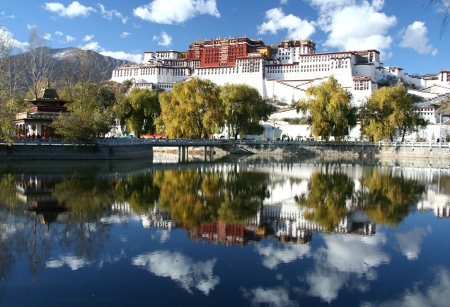 O Palácio Potala, em Lhasa, no Tibete, servia como residência do Dalai-Lama até 1959, quando o 14o. soberano asilou-se na Índia após a invasão chinesa. Sua construção iniciou-se no século 17 e em seu interior existem cerca de mil aposentos.