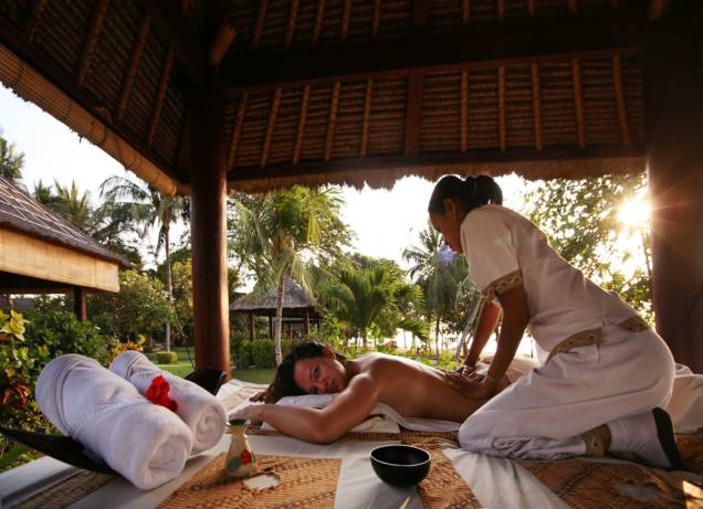 Como se não bastassem o clima relaxante e as belas praias, Bali possui uma escola de massagem baseada em movimentos vigorosos e óleos revigorantes. Boa parte dos hotéis possuem acordos com spas e essa é uma experiência que vale cada centavo