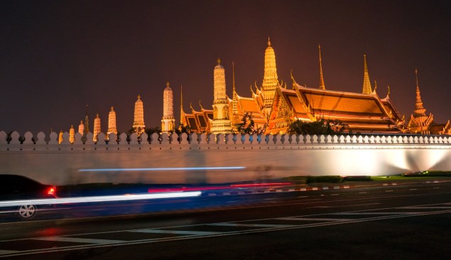 Não dá vontade de dormir em Bangcoc. Das badalas elétricas aos templos iluminados - como o Wat Phra Kaew, dos bares classudos às ruas repletas de jovens, tudo é um agito permanente