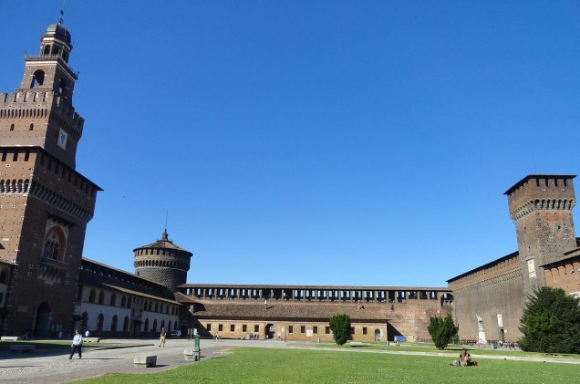 Três anos mais tarde, em 1450, o castelo foi reconstruído, graças à chegada de outro nobre na cidade, o general Francesco Sforza. O prédio ganhou novos brasões na fachada e a torre circular, que existe até hoje
