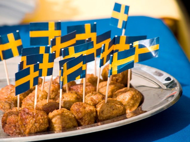 As almôndegas suecas köttbullar são onipresentes em qualquer festinha. Feita de carne de boi e porco, é provavelmente o prato sueco mais conhecido mundo afora