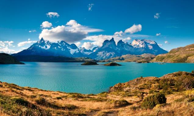 Dois dos trekkings mais clássicos em Torres del Paine são o "W", entre os vales e montanhas, e o "O", que circunda todo o maciço. Apesar do clima inclemente e imprevisível da região, quando os dias abrem em céu azul as paisagens reafirmam o título não oficial de parque mais belo do Chile
