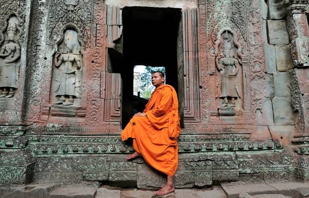 De origem hindu, os primeiros edifícios em Angkor Wat foram construídos no século 12, passando posteriormente a ser um centro religioso budista
