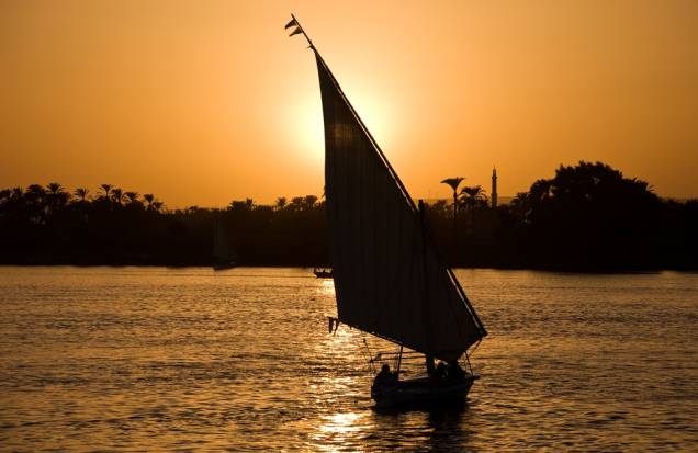 As feluccas de velas triangulares são parte fundamental da paisagem do Nilo. Antes usadas como transporte de passageiros comuns e cargas, hoje basicamente servem aos turistas, tanto na versão para passeios curtos como na de cruzeiros de dois a quatro dias