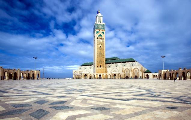 Com 210 metros de altura, o minarete da mesquita Hassan II, em Casablanca, é o mais alto do mundo. Sua base quadrangular e típicos motivos decorativos são a base do estilo do Magreb, também visto na Giralda de Sevilha, hoje uma catedral católica