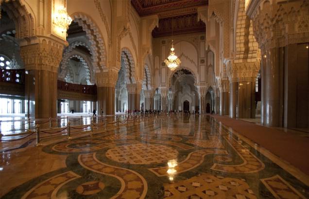 Localizada em um promontório sobre o Atlântico, a mesquita Hassan II, em Casablanca, é uma das maiores do planeta, podendo abrigar cerca de 100 mil fiéis. O amplo uso de materiais como mármore e granito conferiu ao conjunto um suave equilíbrio à sua arquitetura clássica, apesar do edifício ter sido projetado e construído no final do século passado