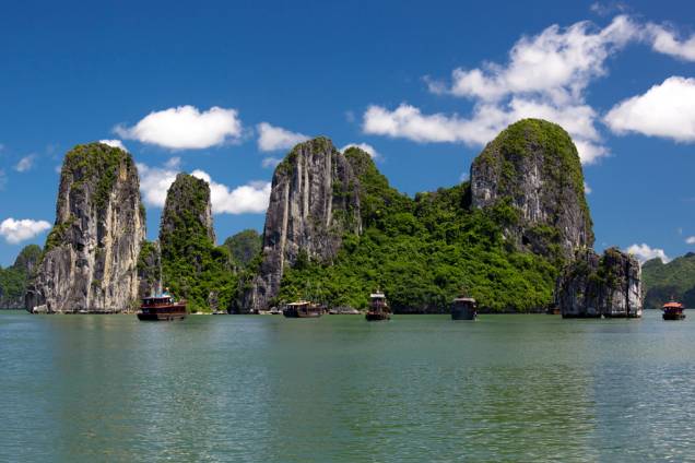 A Baía de Halong, no Vietnã, se estende por 1.553 quilômetros quadrados e conta com 1.969 ilhas de diversos tamanhos – muitas, desabitadas. Reúne 74 espécies exclusivas de flores e animais.