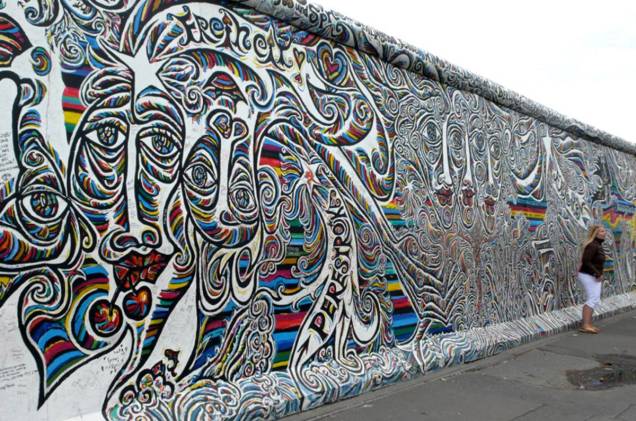 Alguns grafites do muro são disputados pontos para foto Alguns grafites do muro são disputados pontos para foto