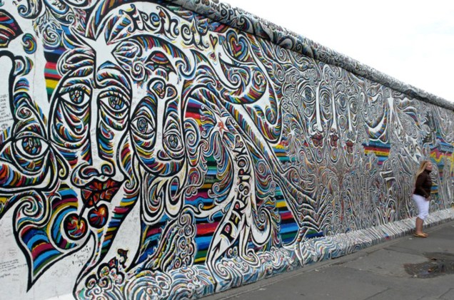 Alguns grafites do <a href="https://viajeaqui.abril.com.br/estabelecimentos/alemanha-berlim-atracao-muro-de-berlim" rel="muro de Berlim">muro de Berlim</a> são disputados pontos para foto de turistas