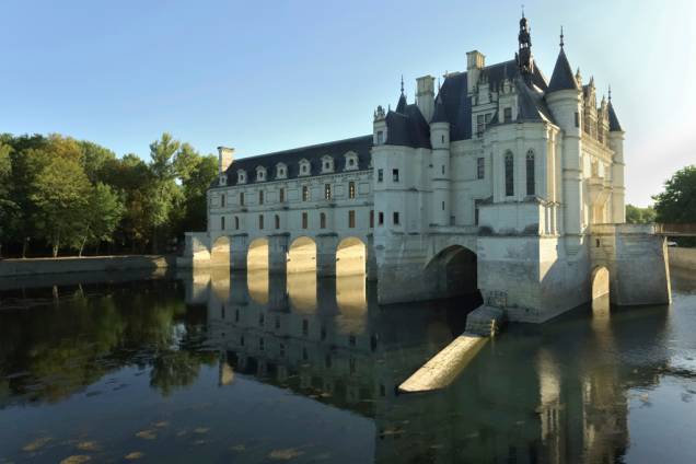 O Château Chenonceau, construído em 1513, é apoiado sobre um sistema de pilares no meio do Rio Cher e acessado via ponte, o que torna o passeio digno de livros de contos