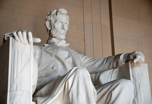 A estátua de Abraham Lincoln, de quase 6 metros de altura, está localizada no memorial dedicado ao presidente em Washington