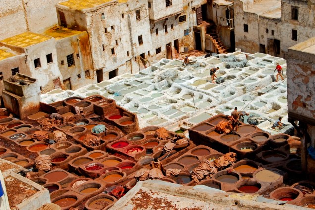 Uma das mais incríveis visões de Fez são os multicoloridos tanques utilizados pelos curtumes para tratar o couro. Depois de processar o couro, tornando-o durável e resistente, homens tingem as peles em um ambiente insalubre