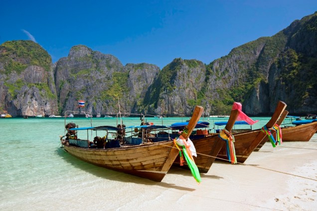 A Baía Maya, na ilha Phi Phi Leh, no sul da <a href="https://viagemeturismo.abril.com.br/paises/tailandia/">Tailândia</a>, ficou internacionalmente conhecida como o set de filmagem de <em>A Praia</em>, estrelada por Leonardo di Caprio. Atributos naturais para considerá-la um paraíso é o que não faltam