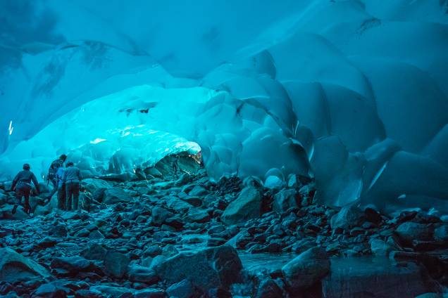 <strong>Cavernas de gelo do glaciar Mendenhall – <a href="http://viajeaqui.abril.com.br/materias/veja-fotos-de-paisagens-naturais-do-alasca" rel="Alasca, EUA " target="_blank">Alasca, EUA </a></strong>Essas cavernas com um interior gelado em tons fascinantes de azul pertencem à geleira do Medenhall. O risco de desabamento devido ao derretimento da geleira é real. Mesmo assim, turistas destemidos continuam se aventurando e voltam com fotos inacreditáveis. O local foi um dos cenários do filme “Interestelar”