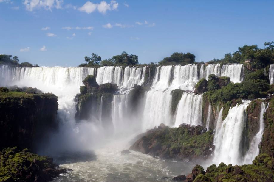 As Cataratas do Iguaçu, na fronteira entre Brasil e Argentina, detêm o recorde de maior queda d’água em volume do mundo. As águas do Rio Iguaçu se dispersam por cerca de 270 cachoeiras, cuja altura varia entre 60 e 82 metros. As Cataratas do Iguaçu, na fronteira entre Brasil e Argentina, detêm o recorde de maior queda d’água em volume do mundo. As águas do Rio Iguaçu se dispersam por cerca de 270 cachoeiras, cuja altura varia entre 60 e 82 metros.