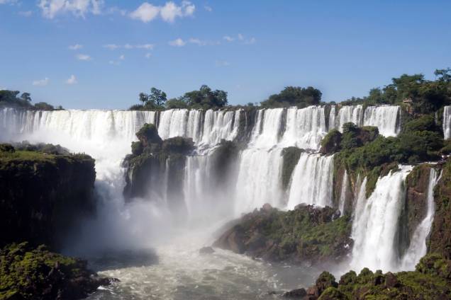 <strong>1. Cataratas do Iguaçu</strong> As Cataratas do Iguaçu, na fronteira entre Brasil e Argentina, detêm o recorde de maior queda d’água em volume do mundo. As águas do Rio Iguaçu se dispersam por cerca de 270 cachoeiras, cuja altura varia entre 60 e 82 metros. <strong>1. Cataratas do Iguaçu</strong> As Cataratas do Iguaçu, na fronteira entre Brasil e Argentina, detêm o recorde de maior queda d’água em volume do mundo. As águas do Rio Iguaçu se dispersam por cerca de 270 cachoeiras, cuja altura varia entre 60 e 82 metros.