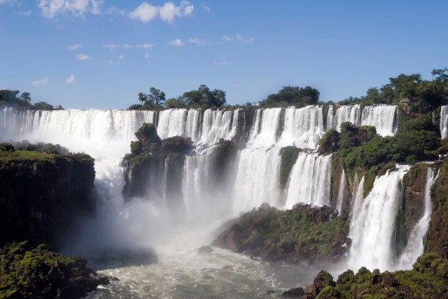 <strong>1. Cataratas do Iguaçu</strong>    As Cataratas do Iguaçu, na fronteira entre Brasil e Argentina, detêm o recorde de maior queda d’água em volume do mundo. As águas do Rio Iguaçu se dispersam por cerca de 270 cachoeiras, cuja altura varia entre 60 e 82 metros.