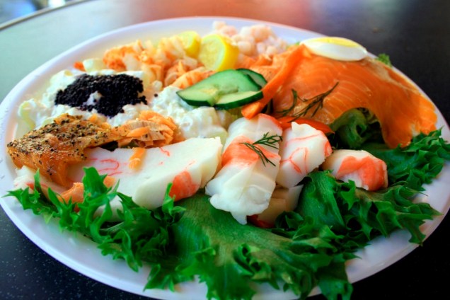 Boa parte da gastronomia norueguesa é baseada em pratos que utilizam diferentes tipos de frutos do mar como base. Caranguejos, salmões defumados, trutas e ovas são apenas alguns dos ingredientes para deliciosas saladas e sanduíches