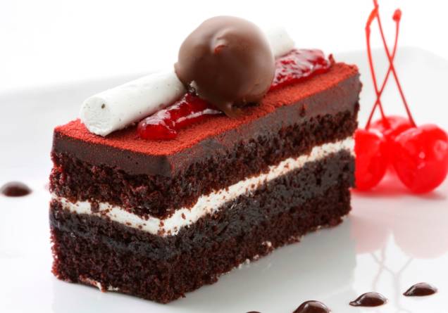 <strong>Floresta Negra, Alemanha e Suíça</strong> O nome original em alemão, <em>Schwarzwälder Kirschtorte</em>, dá a pista para a origem do nome desta torta: seu ingrediente fundamental é o licor de cerejas (<em>kirsch</em>) da Floresta Negra (<em>Schwarzwald</em>). Melancolicamente substituído por marrasquinos baratos para ganhar o mundo, o original, encontrado na <a href="https://viajeaqui.abril.com.br/paises/suica" rel="Suíça " target="_blank">Suíça </a>e na <a href="https://viajeaqui.abril.com.br/paises/alemanha" rel="Alemanha" target="_blank">Alemanha</a>, não tem paralelo <strong>Floresta Negra, Alemanha e Suíça</strong> O nome original em alemão, <em>Schwarzwälder Kirschtorte</em>, dá a pista para a origem do nome desta torta: seu ingrediente fundamental é o licor de cerejas (<em>kirsch</em>) da Floresta Negra (<em>Schwarzwald</em>). Melancolicamente substituído por marrasquinos baratos para ganhar o mundo, o original, encontrado na <a href="https://viajeaqui.abril.com.br/paises/suica" rel="Suíça " target="_blank">Suíça </a>e na <a href="https://viajeaqui.abril.com.br/paises/alemanha" rel="Alemanha" target="_blank">Alemanha</a>, não tem paralelo