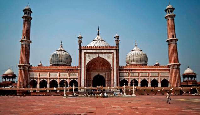 Jama Masjid é a maior mesquita da Índia e, entre seu grande pátio e acanhados recintos, pode receber cerca de 80 mil fiéis Jama Masjid é a maior mesquita da Índia e, entre seu grande pátio e acanhados recintos, pode receber cerca de 80 mil fiéis
