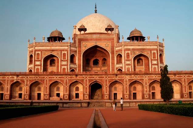 A tumba do imperador mogol Humayun, em Nova Délhi, estabeleceu a fundação para as linhas arquitetônicas de mausoléus como o Taj Mahal, em Agra A tumba do imperador mogol Humayun, em Nova Délhi, estabeleceu a fundação para as linhas arquitetônicas de mausoléus como o Taj Mahal, em Agra
