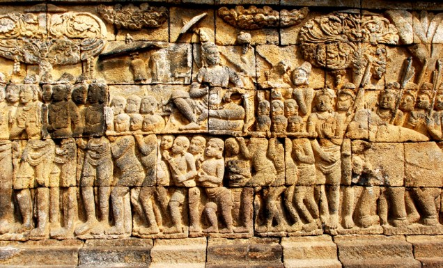 Nas múltiplas plataformas de Borobodur encontram-se estátuas e relevos finamente esculpidos na rocha. As narrativas contam a vida do príncipe Sidharta, a lei do Karma, entre outras histórias