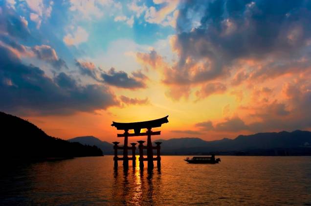 Portal flutuante torii na ilha de Itsukushima, em Hiroshima. Também conhecida como Miyajima a ilha do santuário, o local é patrimônio da humanidade pela Unesco