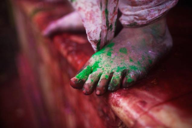 Para entrar no templo, só com os pés descalços (ou de meias) - mesmo que você esteja no meio do Holi, o Festival das Cores