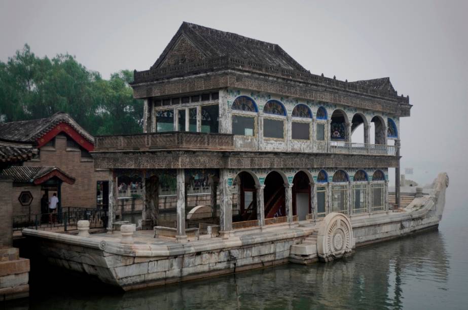 O Barco de Mármore, no lago Kunming, no Palácio de Verão, é um irônico símbolo da decadência do império chinês. A imperatriz regente Cixi desviou recursos da marinha imperial para construir o extravagante e inútil edifício. A monarquia chinesa seria extinta poucos anos mais tarde