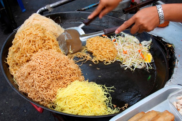 Em Bangcoc, o que pega é a comida de rua. A incrível mistura de ingredientes frescos e sabores que sobem e descem latitudes entre o salgado, doce, azedo e apimentado, faz a festa dos glutões