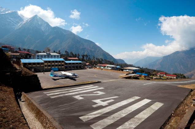 O aeroporto Tenzing-Hillary, em Lukla, homenageia a dupla que conquistou o Monte Everest, em 1953. Com apenas 460 metros de comprimento e 20 de largura, é considerado uma das pistas mais perigosas do mundo, sujeita a fortes rajadas de vento e péssimas condições de voo