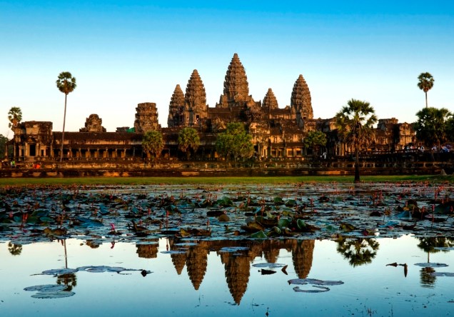 Símbolo nacional e principal destino turístico do país, as linhas do Angkor Wat está presente na bandeira do Camboja