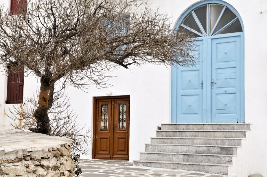 Além do pôr do sol mais famosos de Mikonos, Little Venice também tem um aglomerado de igrejas do século 16 conhecido como Paraportianí