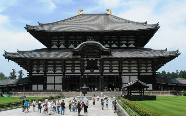 O prédio principal do templo Todaiji de Nara abriga uma gigantesca imagem de Buda e é um dos maiores prédios de madeira do mundo