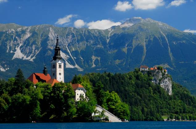 Esta é uma ilha diferente em nossa lista. Bled fica em um laguinho pristino e simplesmente encantador no interior da <a href="http://viagemeturismo.abril.com.br/paises/eslovenia/">Eslovênia</a>