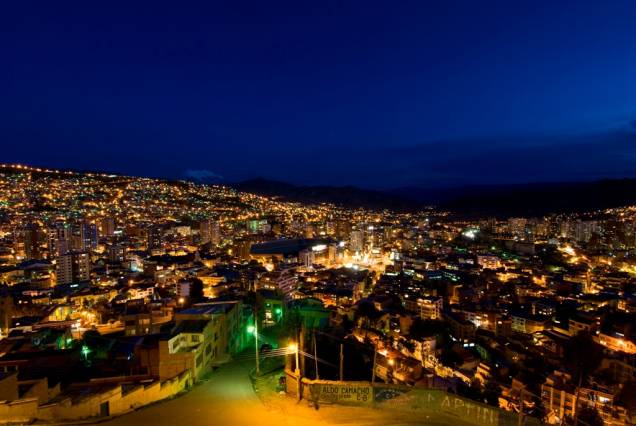 Segunda maior cidade boliviana depois de Santa Cruz, <a href="http://viajeaqui.abril.com.br/cidades/bolivia-la-paz" rel="La Paz" target="_blank">La Paz</a> é a sede administrativa do país, enquanto que Sucre é a capital oficial. Localizada em um caldeirão montanhoso sobre os Andes, descer de avião na cidade é sempre uma boa história a ser contada