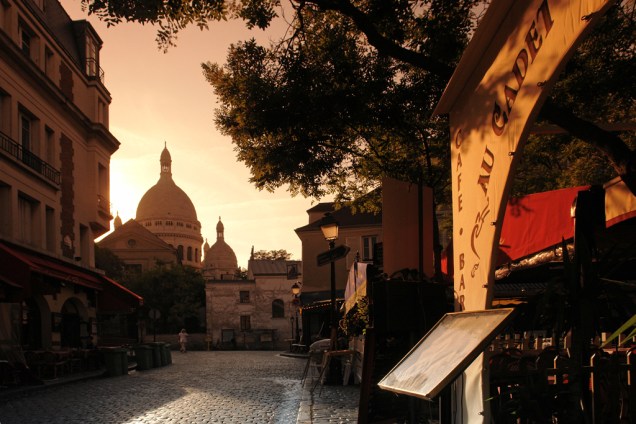 O antigo bairro boêmio de Montmatre, em Paris, recebe turistas atrás de shows noturnos e simpáticos ateliês O antigo bairro boêmio de Montmatre, em Paris, recebe turistas atrás de shows noturnos e simpáticos ateliês