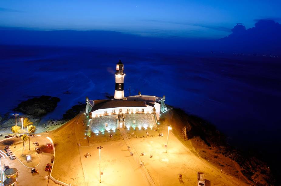 O Farol da Barra visto de cima, à noite, em Salvador