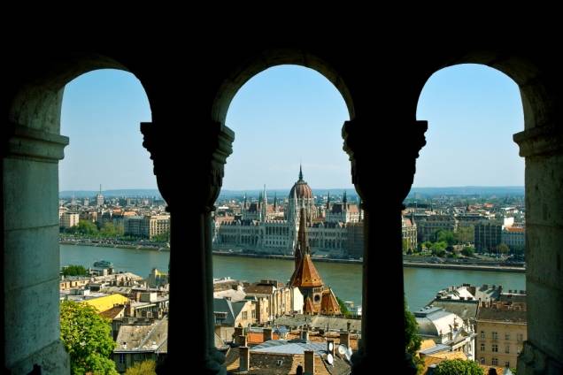 Vista do parlamento húngaro a partir do bastião dos pescadores, no Castelo de Buda