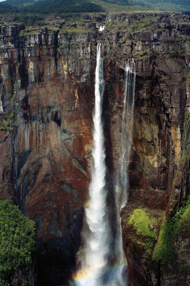 Com 979 metros, Salto Angel, na Venezuela, é a cachoeira mais alta do mundo. A gigantesca queda d’água rasga um tepuye, como são chamadas as montanhas chatas com paredões de pedra