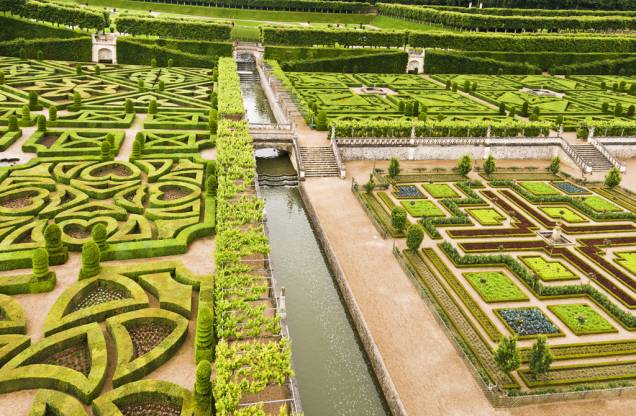 O incrível jardim renascentista do château de Villandry, no Vale do Loire, foi elaborado pelo espanhol Joachim Carvallo no século 20. O estilo resgatou conceitos de amplas alamedas, padrões geométricos, terraços e espelhos dágua concebidos por André Le Nôtre (1613-1700), o mestre responsável pelo projeto de Versalhes