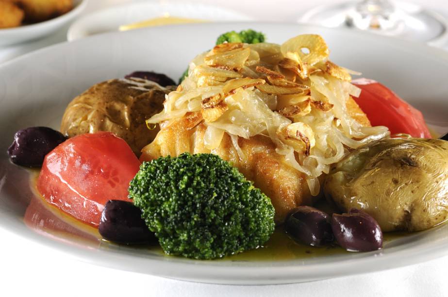Bacalhau à Lagareiro com batatas ao murro, do restaurante <a href="https://viajeaqui.abril.com.br/estabelecimentos/br-sp-sao-paulo-restaurante-a-bela-sintra" rel="A Bela Sintra" target="_blank"><strong>A Bela Sintra</strong></a>, de <strong><a href="https://viajeaqui.abril.com.br/cidades/br-sp-sao-paulo" rel="São Paulo" target="_blank">São Paulo</a></strong>.<em> Rua Bela Cintra, 2325 (Jardins). Tel. (11) 3891-1090 / <strong><a href="https://viajeaqui.abril.com.br/estabelecimentos/br-df-brasilia-restaurante-a-bela-sintra" rel="A Bela Sintra" target="_blank">A Bela Sintra</a>, </strong>de<strong> </strong><strong><a href="https://viajeaqui.abril.com.br/cidades/br-df-brasilia" rel="Brasília" target="_blank">Brasília</a></strong> - </em><em>Comércio Local Sul, Qd. 105, Bl. D, Lj. 35 Tel. </em><em>(61) 3242-4001</em> Bacalhau à Lagareiro com batatas ao murro, do restaurante <a href="https://viajeaqui.abril.com.br/estabelecimentos/br-sp-sao-paulo-restaurante-a-bela-sintra" rel="A Bela Sintra" target="_blank"><strong>A Bela Sintra</strong></a>, de <strong><a href="https://viajeaqui.abril.com.br/cidades/br-sp-sao-paulo" rel="São Paulo" target="_blank">São Paulo</a></strong>.<em> Rua Bela Cintra, 2325 (Jardins). Tel. (11) 3891-1090 / <strong><a href="https://viajeaqui.abril.com.br/estabelecimentos/br-df-brasilia-restaurante-a-bela-sintra" rel="A Bela Sintra" target="_blank">A Bela Sintra</a>, </strong>de<strong> </strong><strong><a href="https://viajeaqui.abril.com.br/cidades/br-df-brasilia" rel="Brasília" target="_blank">Brasília</a></strong> - </em><em>Comércio Local Sul, Qd. 105, Bl. D, Lj. 35 Tel. </em><em>(61) 3242-4001</em>